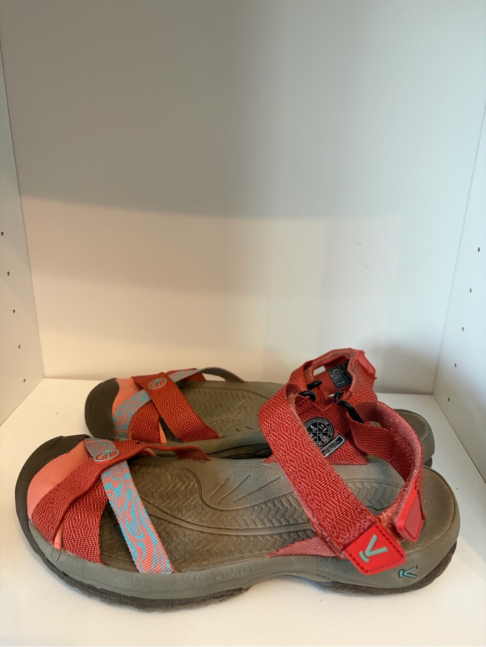 KEEN Women's Bali Strap Sandal in Summer Fig and Crabapple Colorway Size 6